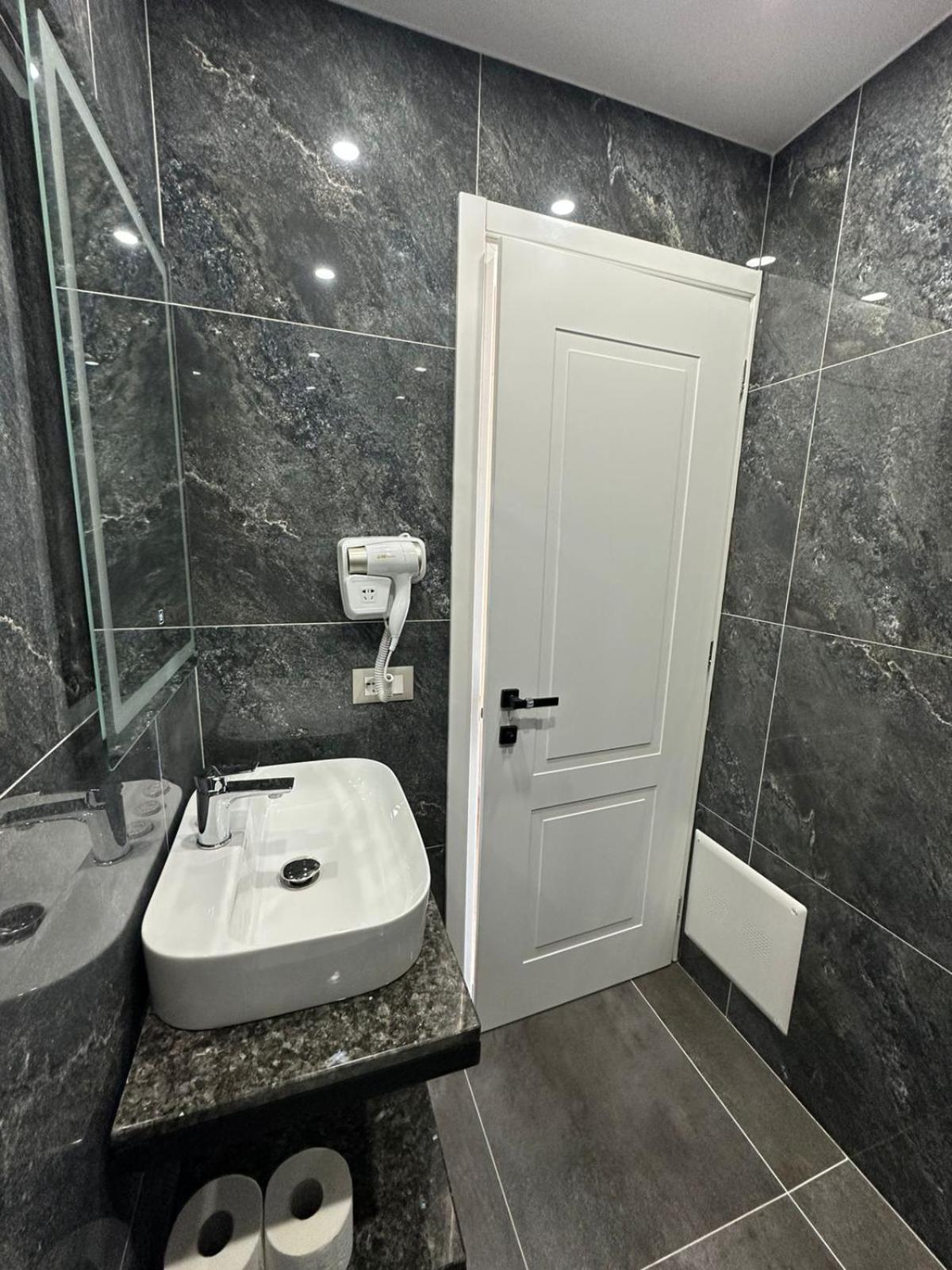 Hotel Europa Krujë Екстериор снимка